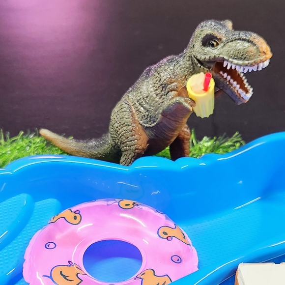 Summer Time Dino Display - Picture 2 of 15